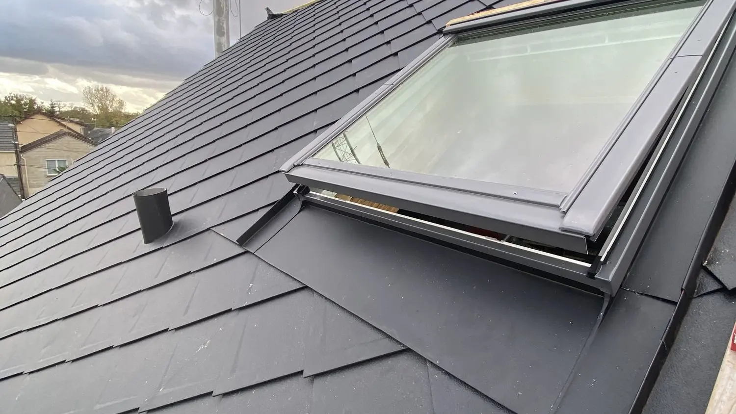 Prise de vue réalisée pendant les travaux avec un zoom sur le raccordement de la fenêtre de toit aux losanges PREFA