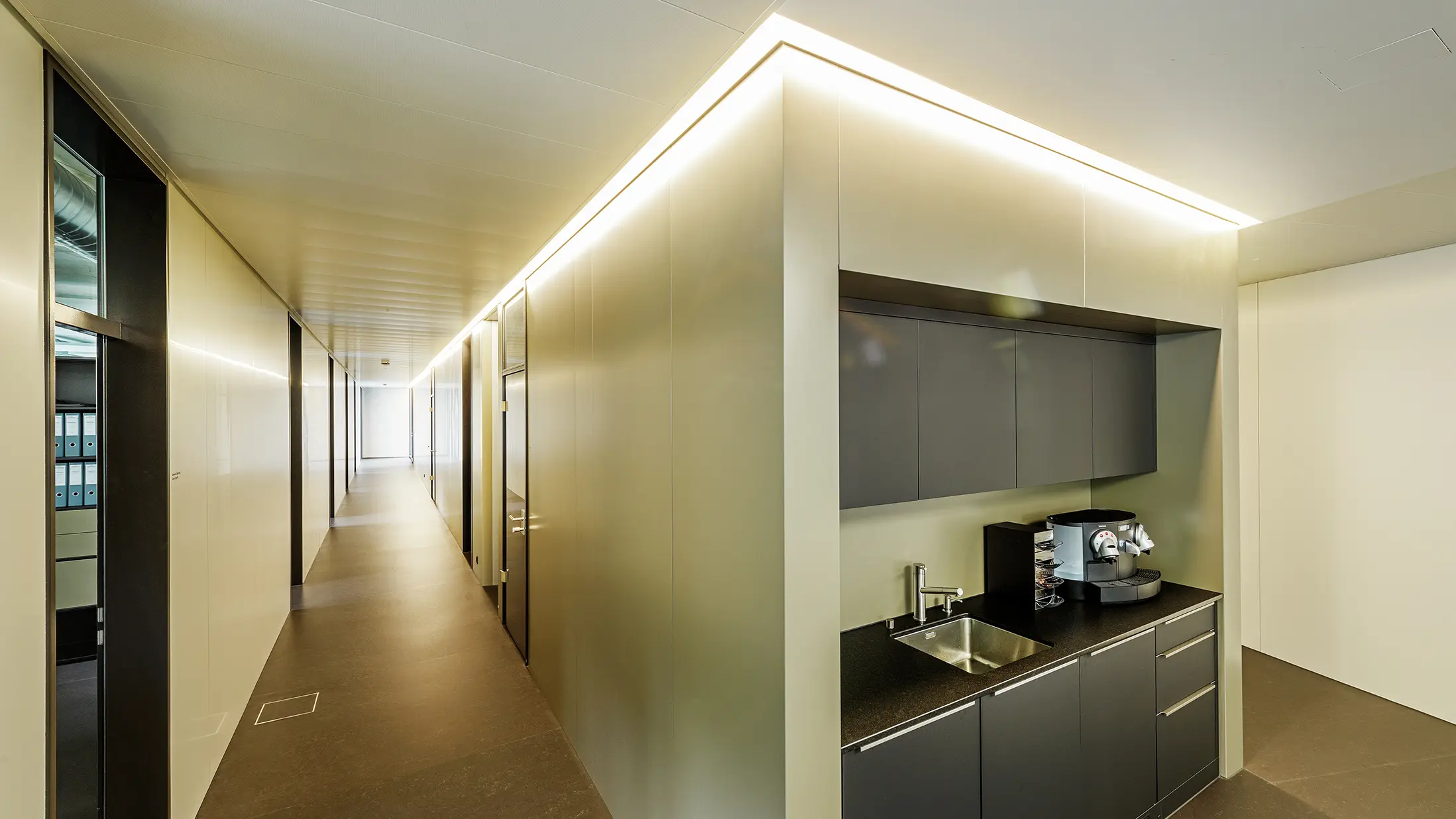 Nouveau corps de bâtiment moderne hébergeant l’atelier et les bureaux de la société Guggisbau Dachtechnik — Panneaux composites en aluminium PREFA de couleur bronze
