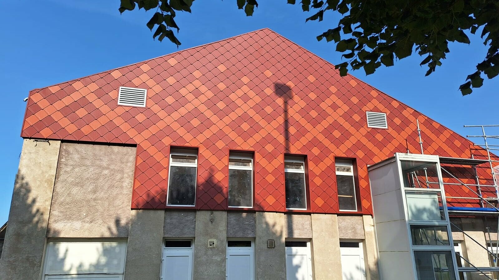 Vue d'ensemble de la salle polyvalente d'Escurolles rénovée grâce aux losanges 29x29 PREFA
