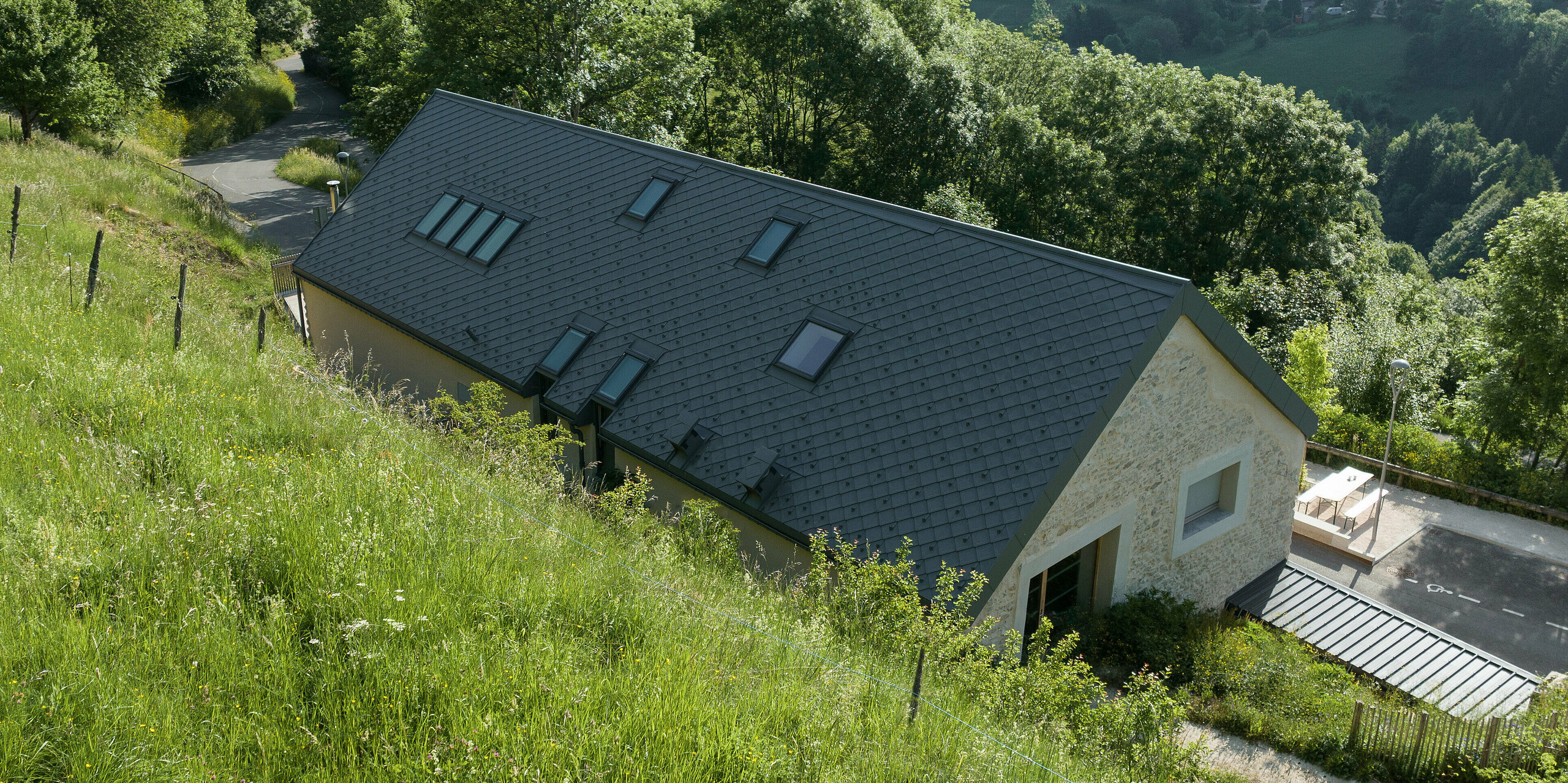 Losange de toiture 29x29 PREFA en P.10 gris souris sur un gîte d'étape à Engins près de Grenoble