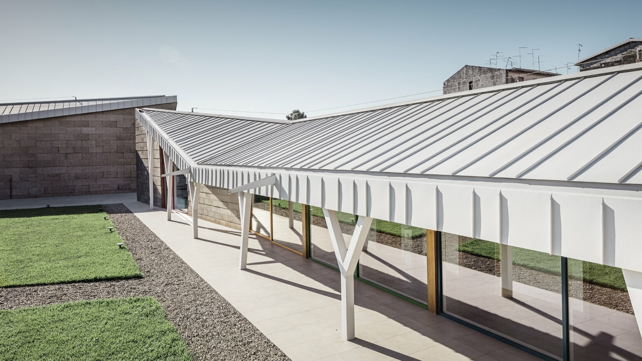 L’architecture du WonderLAD, un établissement de soins pour les enfants, a été imaginée comme une étreinte protectrice. La toiture et la façade ont été recouvertes avec PREFALZ dans la teinte blanc Prefa. 