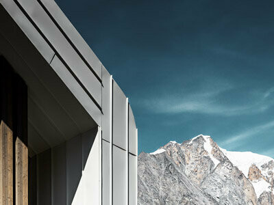 Fassade en PREFALZ sur l'Hotel des Alpes avec montagne en fond