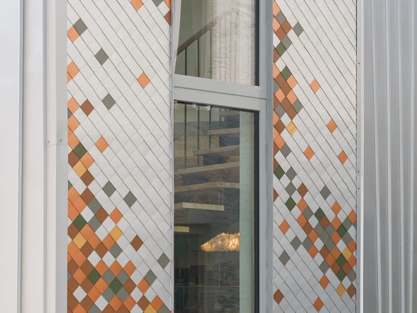 Vue rapprochée de la façade en losange FALZONAL dans différentes teintes
