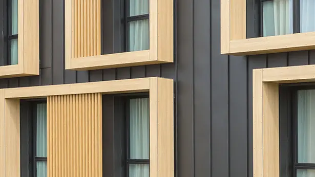 Zoom sur la façade Prefalz percée de nombreuses fenêtre 