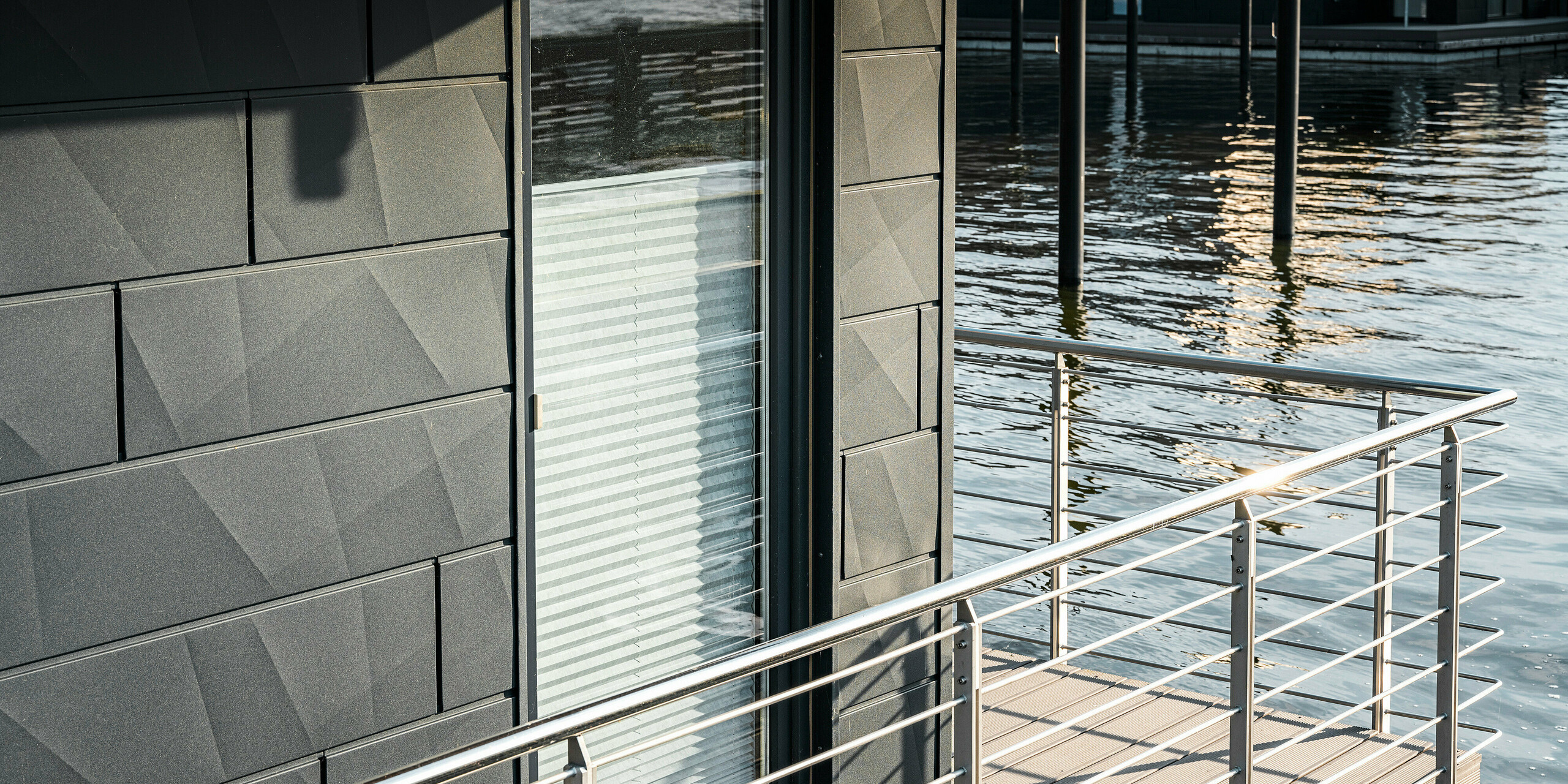 La façade en aluminium Siding.X PREFA entoure onze maisons flottantes dans le port pionnier du Schleswig.