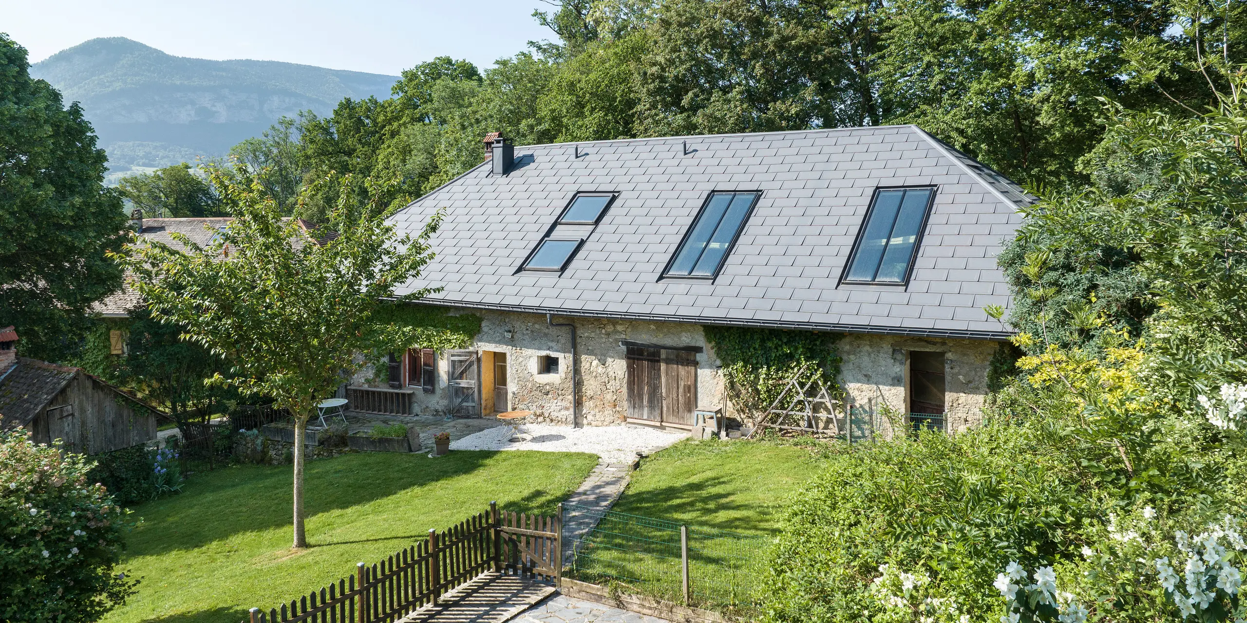 R.16 PREFA en P.10 gris sombre sur le toit d'une ancienne ferme en Haute-Savoie (France)