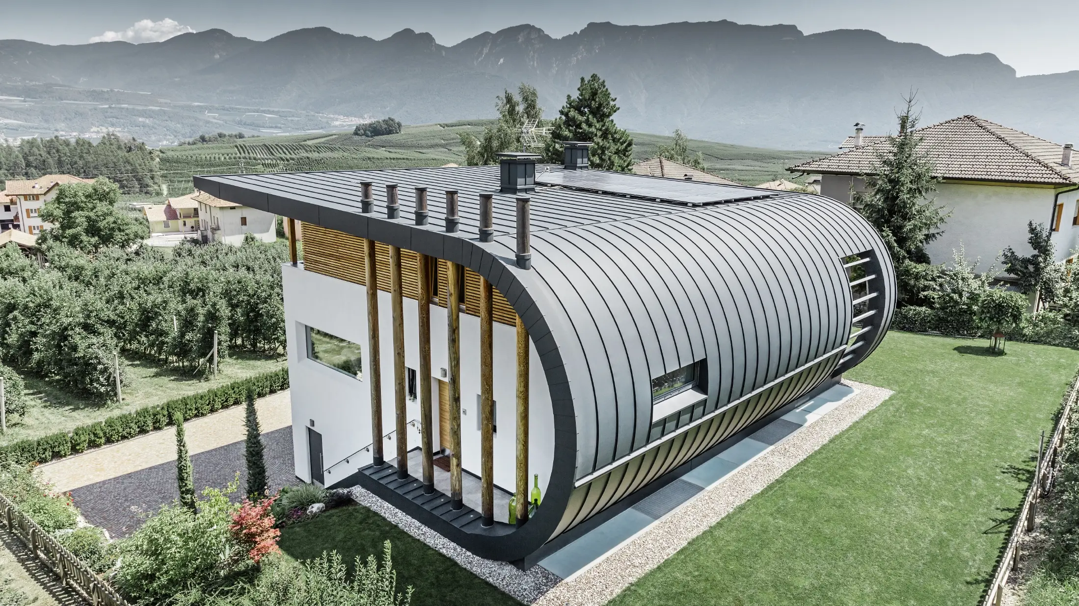 Vue aérienne de la Casa Giovannini en Italie, avec façade arrondie en Prefalz couleur P.10 anthracite.