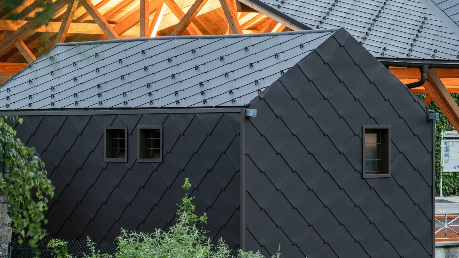 Prise de vue de la maison recouverte de losange 44x44 d'un seul tenant entre la toiture et la façade.