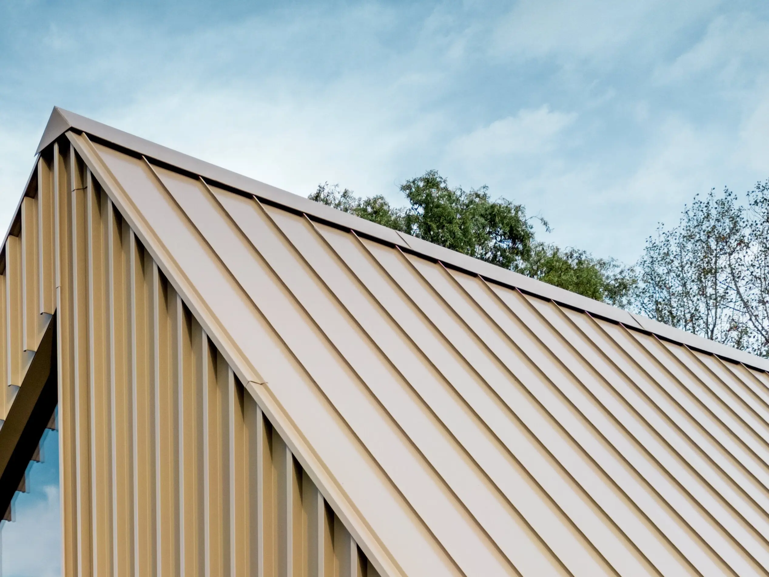 PREFA Falzonal Fassade im Farbton Neukupfer
