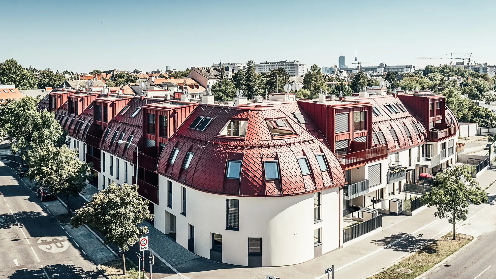 Vue sur la résidence Schöneck 13 et ses toits arrondis, conçue par le cabinet d'architectes schneider+schumacher.