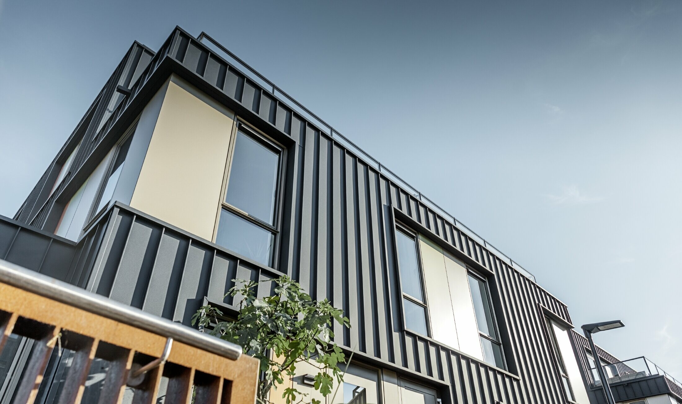 Maison à deux appartements à Amsterdam avec un revêtement de façade en Prefalz PREFA en P.10 anthracite.