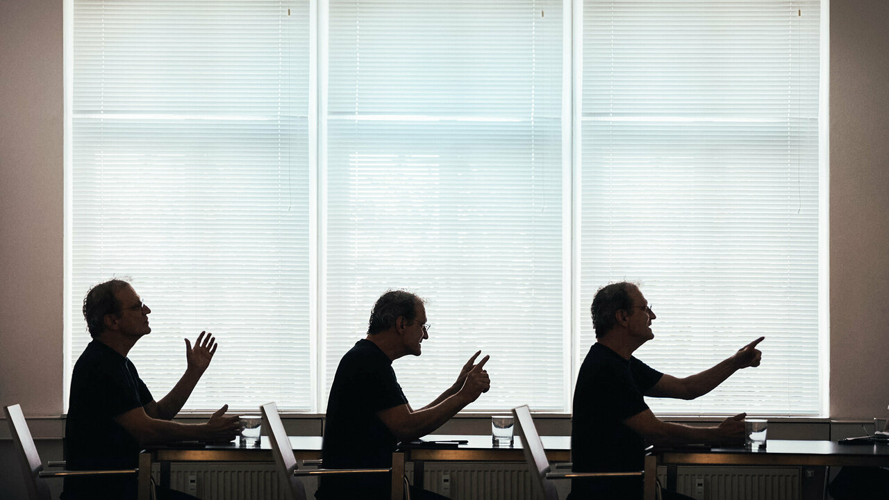 Trois vues de profil de l'architecte Anton Mariacher, le regard tourné vers la droite, faisant différents gestes.