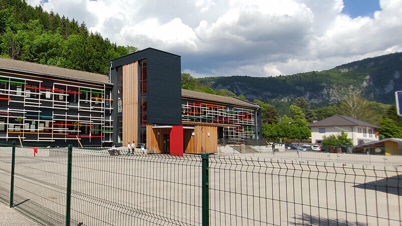 Vue éloignée de l'école élémentaire rénovée grâce aux Siding.X PREFA dans la teinte P.10 anthracite