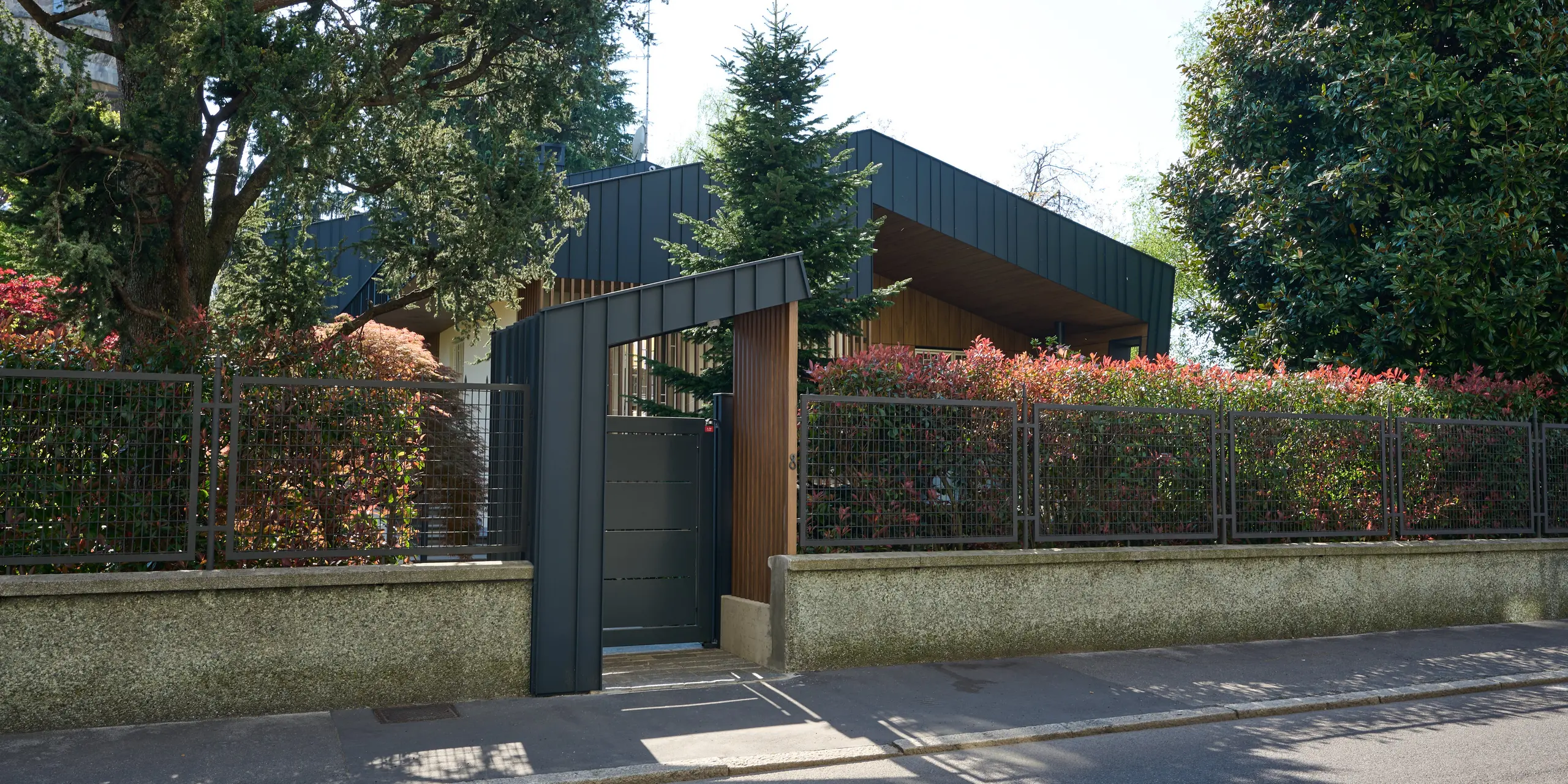 La Villa Castellanza impressionne depuis la rue par son architecture remarquable, sublimée par la toiture PREFALZ et la façade anthracite P.10. Ses lignes épurées, ses élégantes surfaces en aluminium et son intégration harmonieuse dans le paysage verdoyant en font un véritable joyau architectural. Les systèmes en aluminium PREFA, d'une grande durabilité, allient design moderne, résistance aux intempéries et facilité d'entretien.