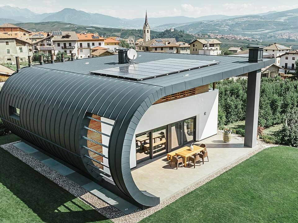  Maison design dans un village italien, recouverte de feuilles PREFA en anthracite P.10