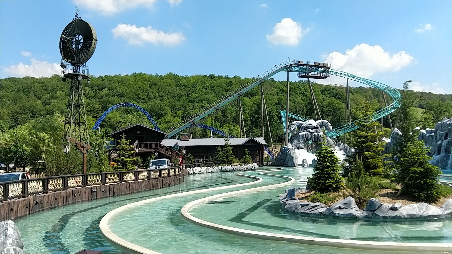 Vue d'ensemble du parc Nigloland et notamment de l'attraction Krampus qui a été rénovée grâce aux losanges de toiture PREFA