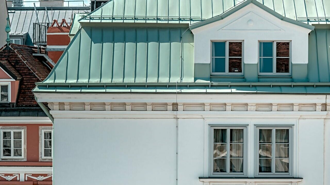 Das patinagrüne Prefalz Dach des Künstlerhaus in Wien in einer seitlichen Ansicht.