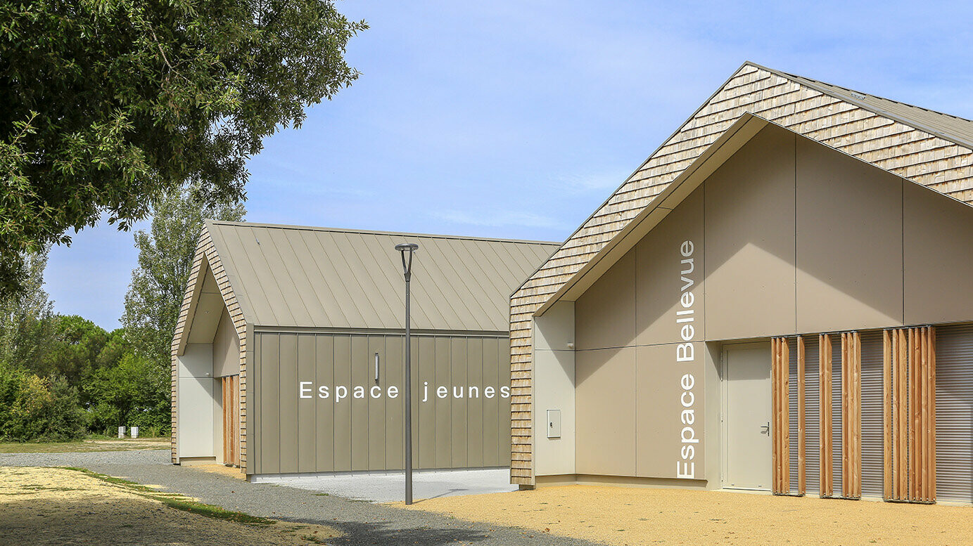 Prise de côté de l'espace intergénérationnel de Mûrs-Erigné dont la couverture et la façade sont en aluminium PREFA dans la teinte bronze