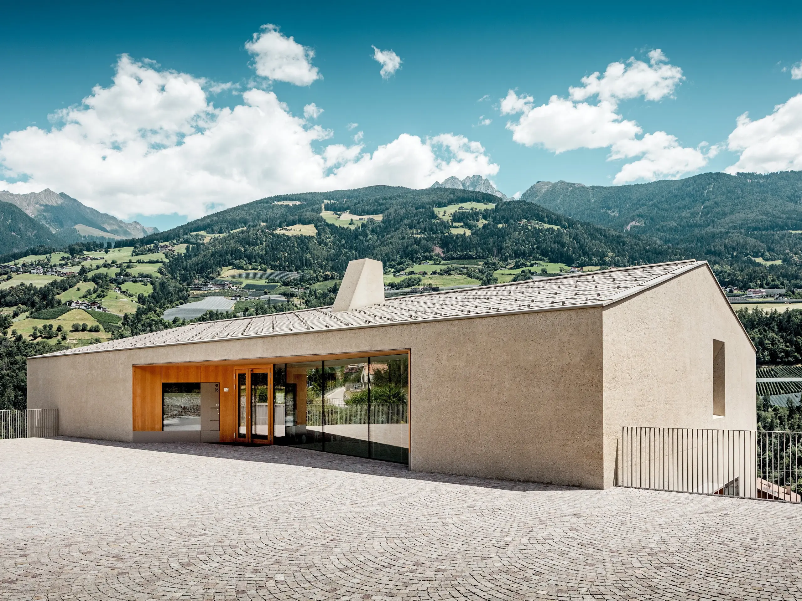 Le centre éducatif de Riffian, dans le Tyrol du Sud, s'intègre harmonieusement au paysage montagneux grâce à son architecture épurée. La toiture PREFA, composée de losanges 44 × 44 en finition P.10 Bronze, se distingue par la précision du travail de l'aluminium, une excellente résistance aux intempéries et une protection durable ; une finition élégante pour le jardin d'enfants et l'école primaire.