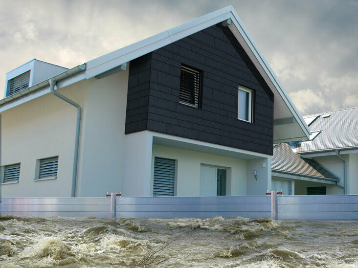 Cette protection contre les crues mobile et en aluminium protège cette maison individuelle de l'innondation.
