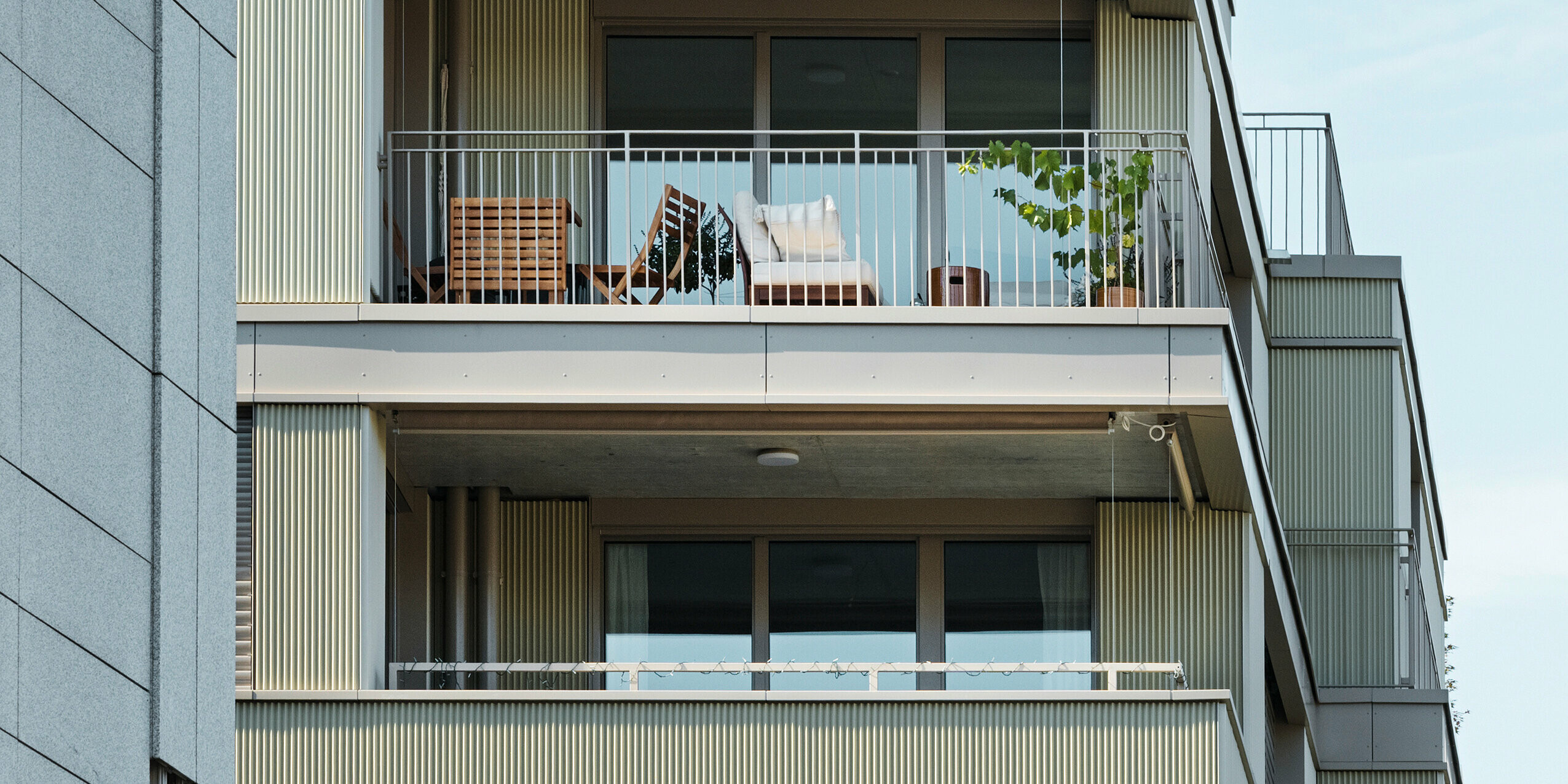 Le bâtiment résidentiel moderne "Stetterhaus" à Altstetten, Zurich, est entouré d'une façade unique - le profil dentelé PREFA dans la couleur métallique perle spéciale.