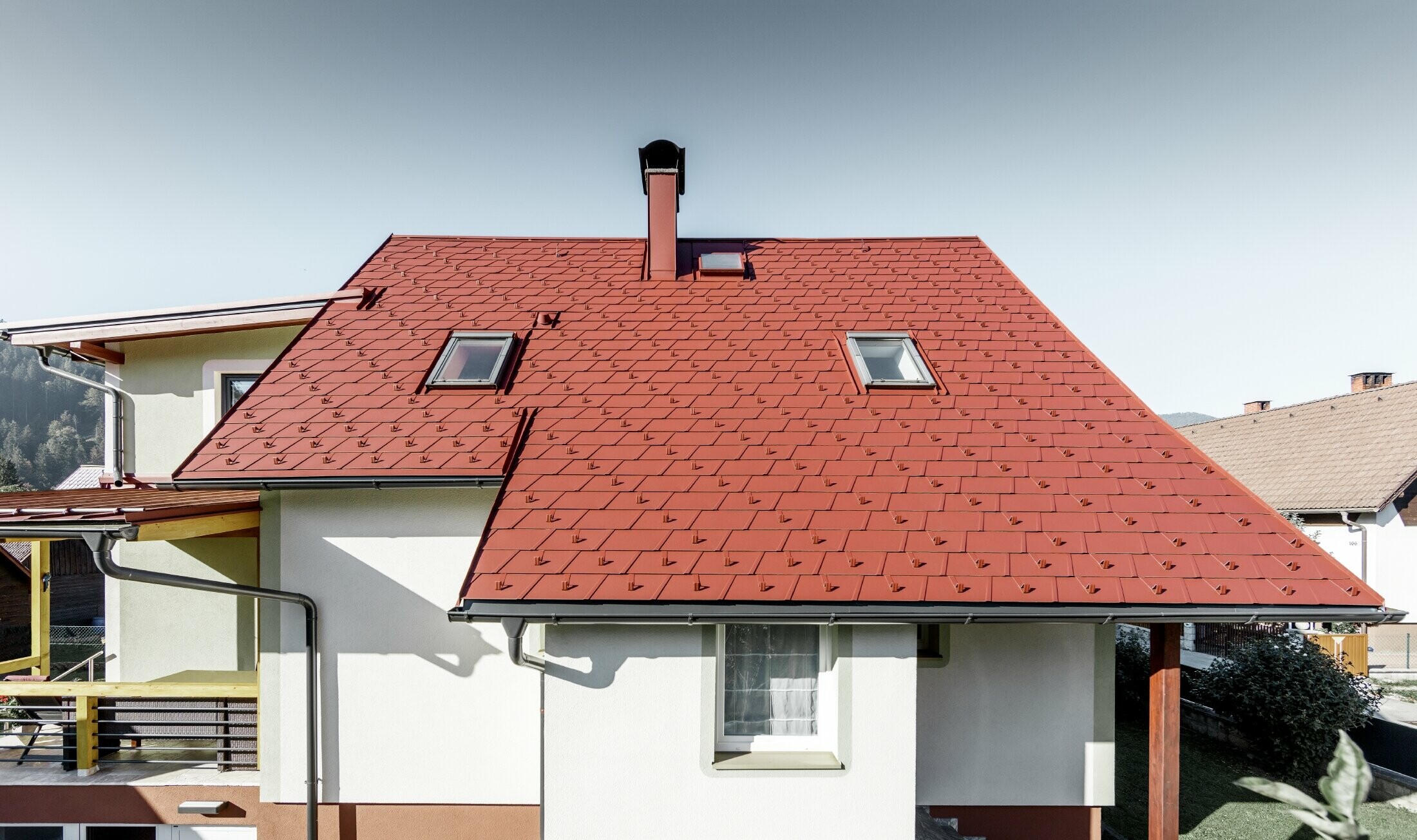 Maison individuelle rénovée avec toiture couverte de bardeaux de toiture PREFA. Le choix s’est porté sur le DS.19 de couleur rouge oxyde.