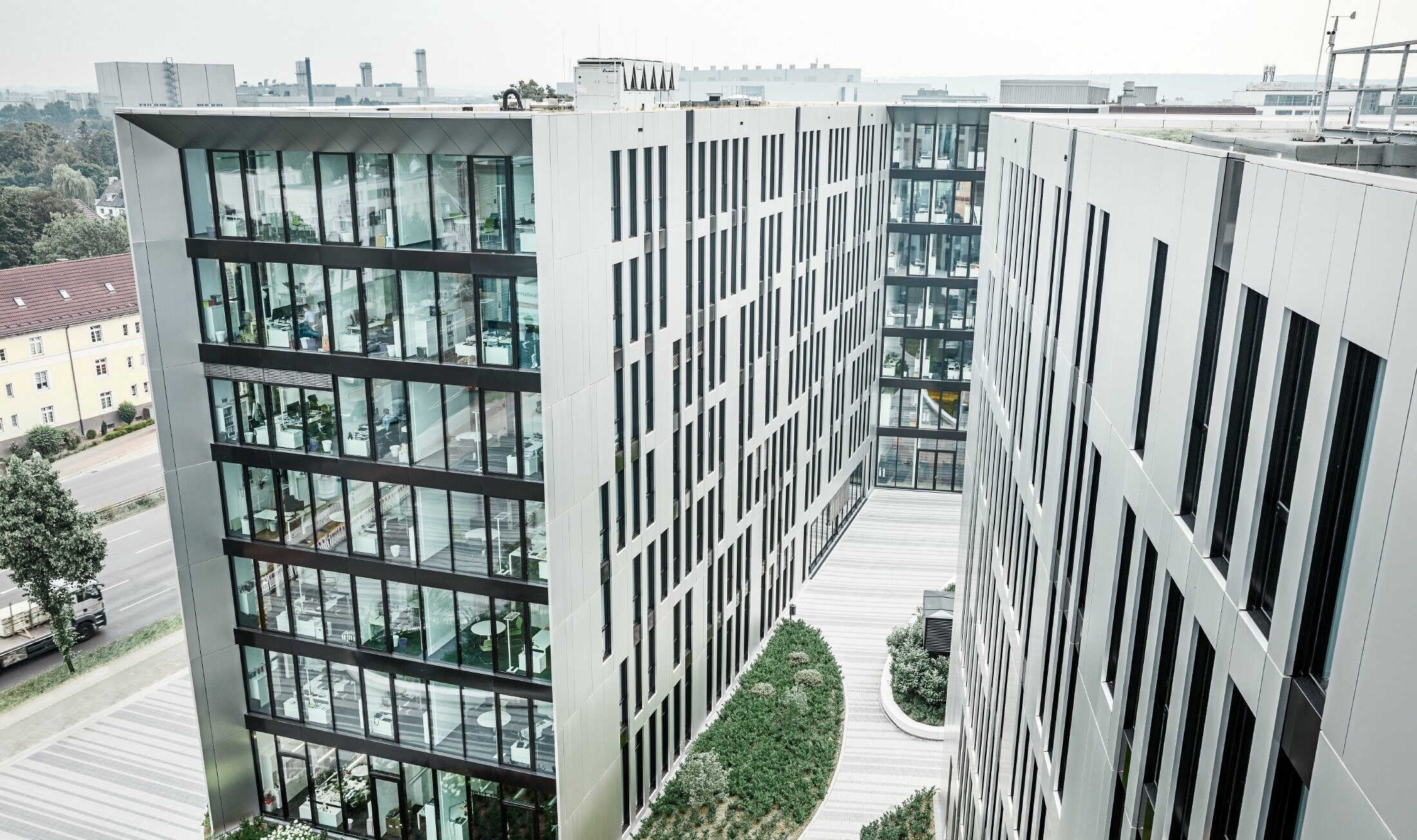 Complexe architectural Clara et Robert au centre de Düsseldorf — Façades en aluminium futuristes réalisées avec des panneaux composites PREFA en aluminium brossé.