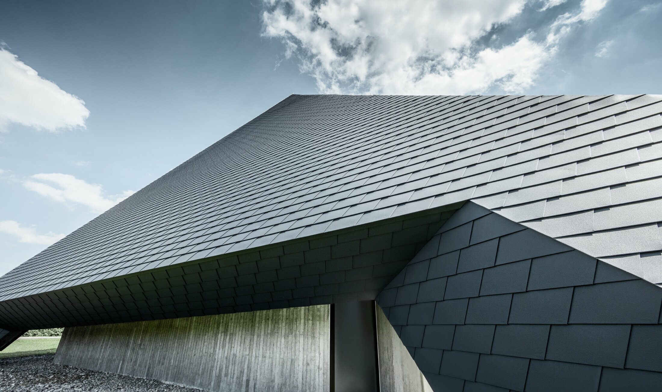 Église catholique de Langenau à la silhouette pyramidale — Couverture de toit réalisée avec des bardeaux en aluminium PREFA de couleur anthracite