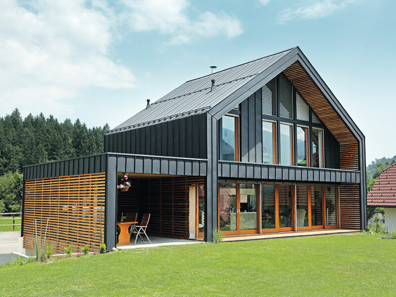 Bâtiment d’habitation avec un revêtement de toiture et de façade PREFA flexible et durable en aluminium, couleur anthracite.