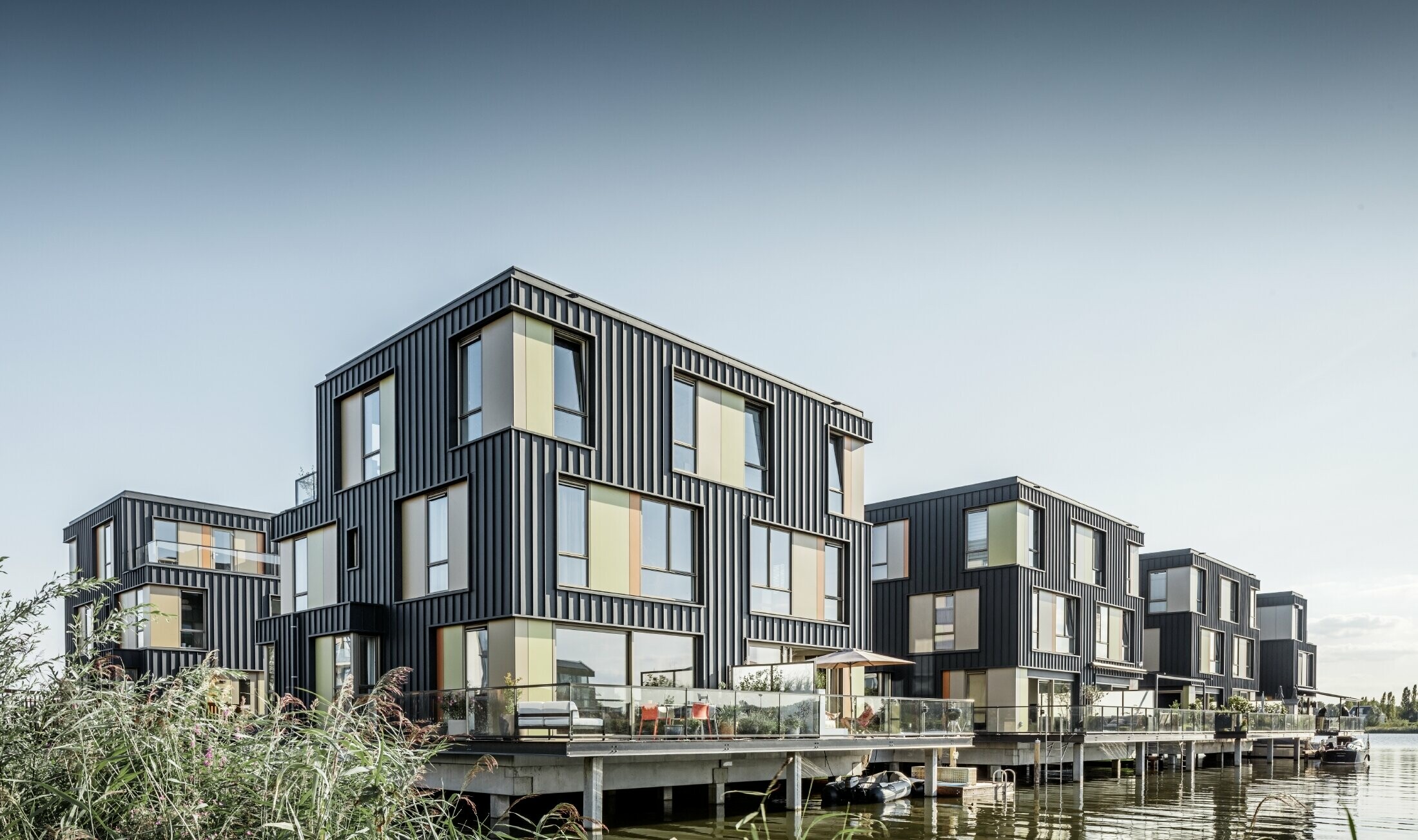 Nouveau parc résidentiel avec maisons à deux appartements sur l’eau à Amsterdam. Les maisons ont été recouvertes de Prefalz de PREFA couleur P.10 anthracite.