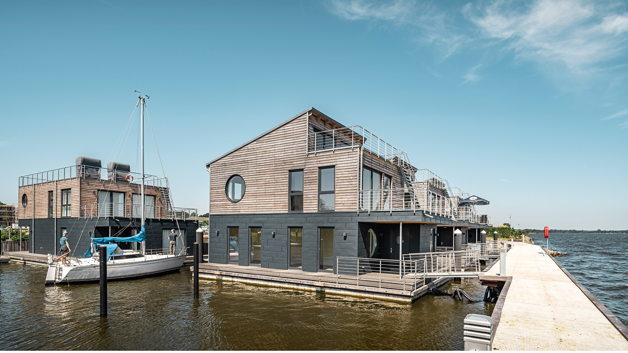 Une vue latérale des maisons flottantes.