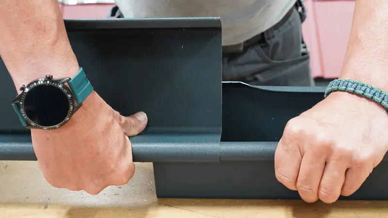 Les gouttières carrées sont emboîtées l’une dans l’autre après que l’étanchéité de l’assemblage a été réalisée à l’aide du kit de collage spécial PREFA ou du silicone spécial PREFA.