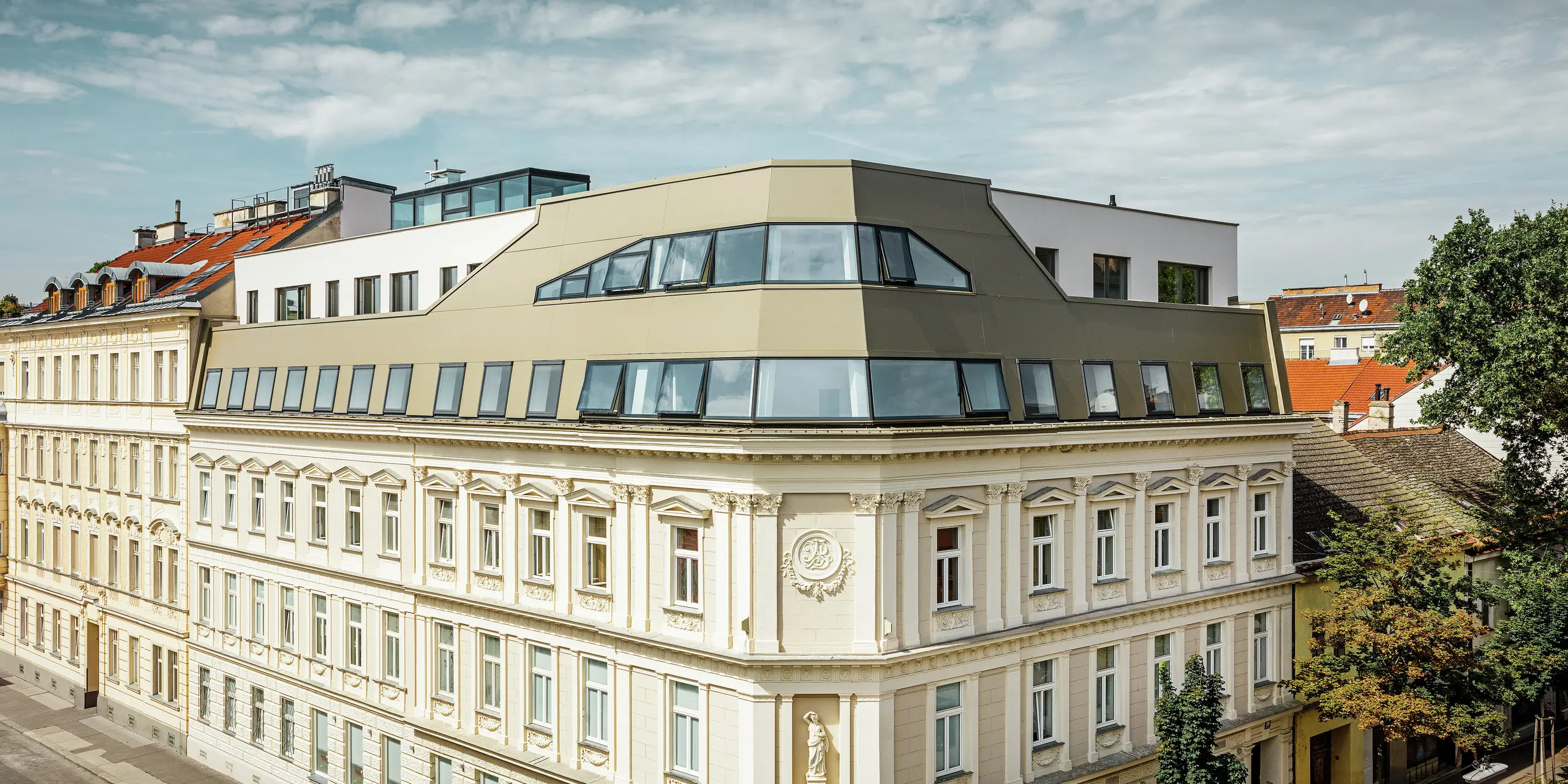 Aménagement et rehaussement de combles à Vienne, Schloßhofer Straße — Panneaux composites en aluminium PREFA de couleur bronze