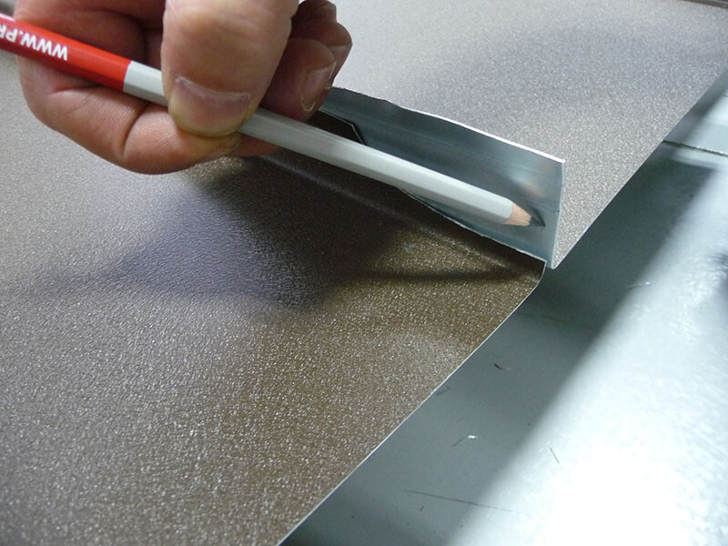 Tracer une nouvelle ligne de découpe (celle-ci doit dépasser d’environ 5 à 8 mm), puis couper et retirer la partie inutile.
