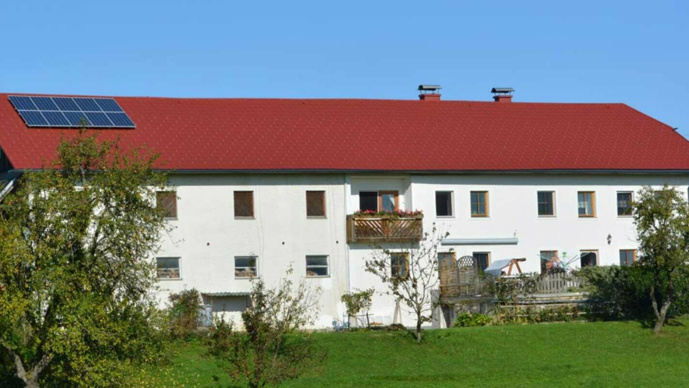 Maison après la rénovation de toiture à l’aide de tuiles PREFA, en Autriche. Auparavant fibrociment Eternit