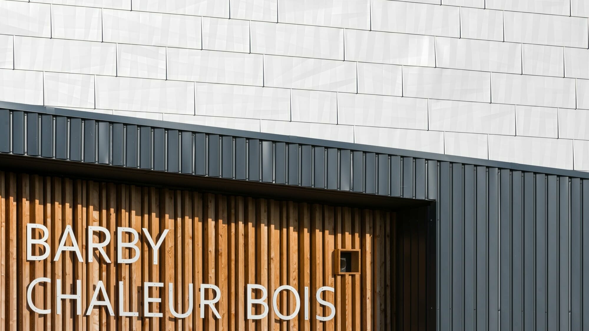 Photo de la chaufferie de Barby et de sa façade en FX.12 PREFA argent métallisé