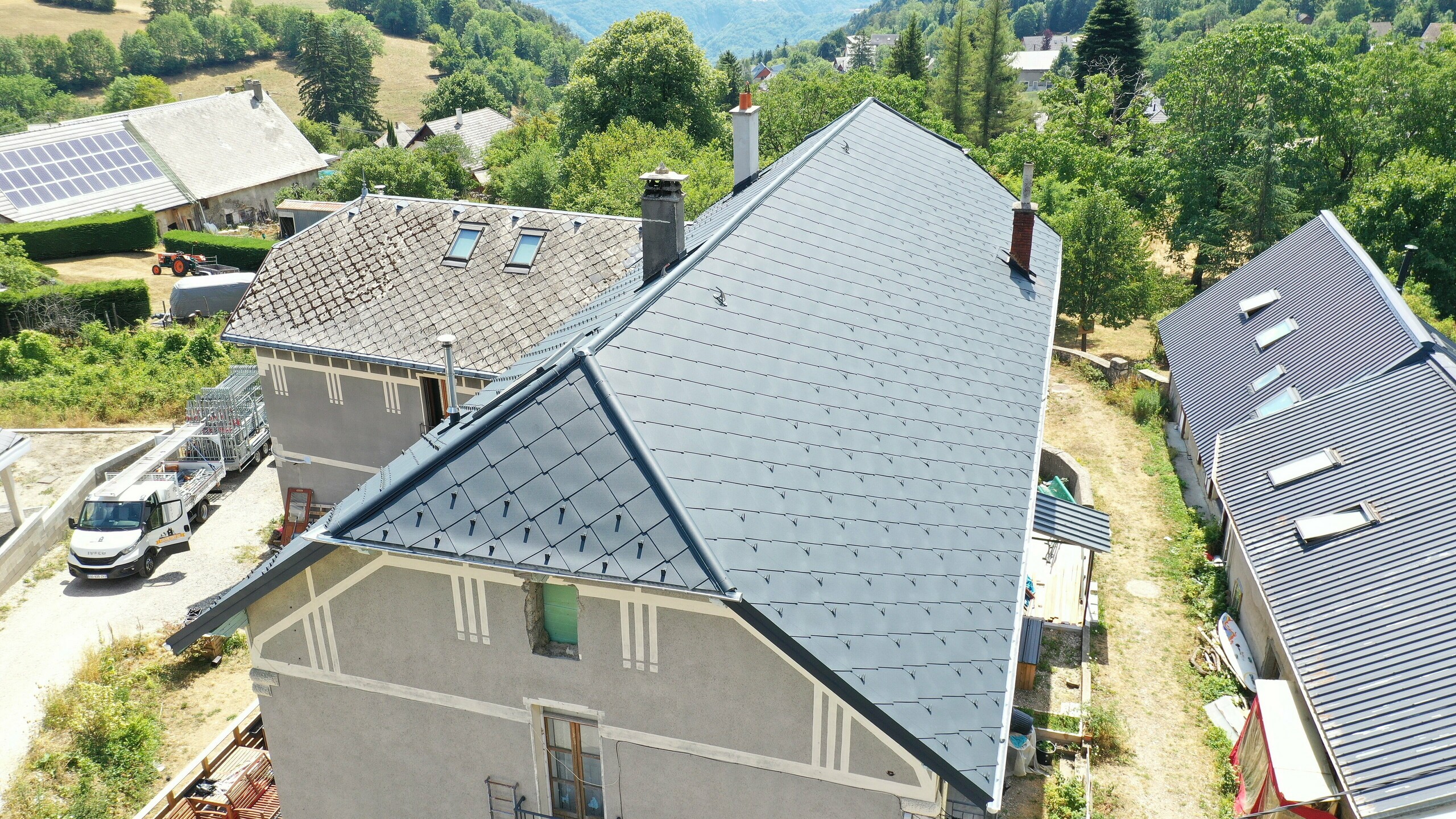 Vue du ciel de l'ensemble de cette copropriété dorénavant rénovée grâce aux losanges de toiture 44x44 PREFA dans la teinte P.10 anthracite stucco