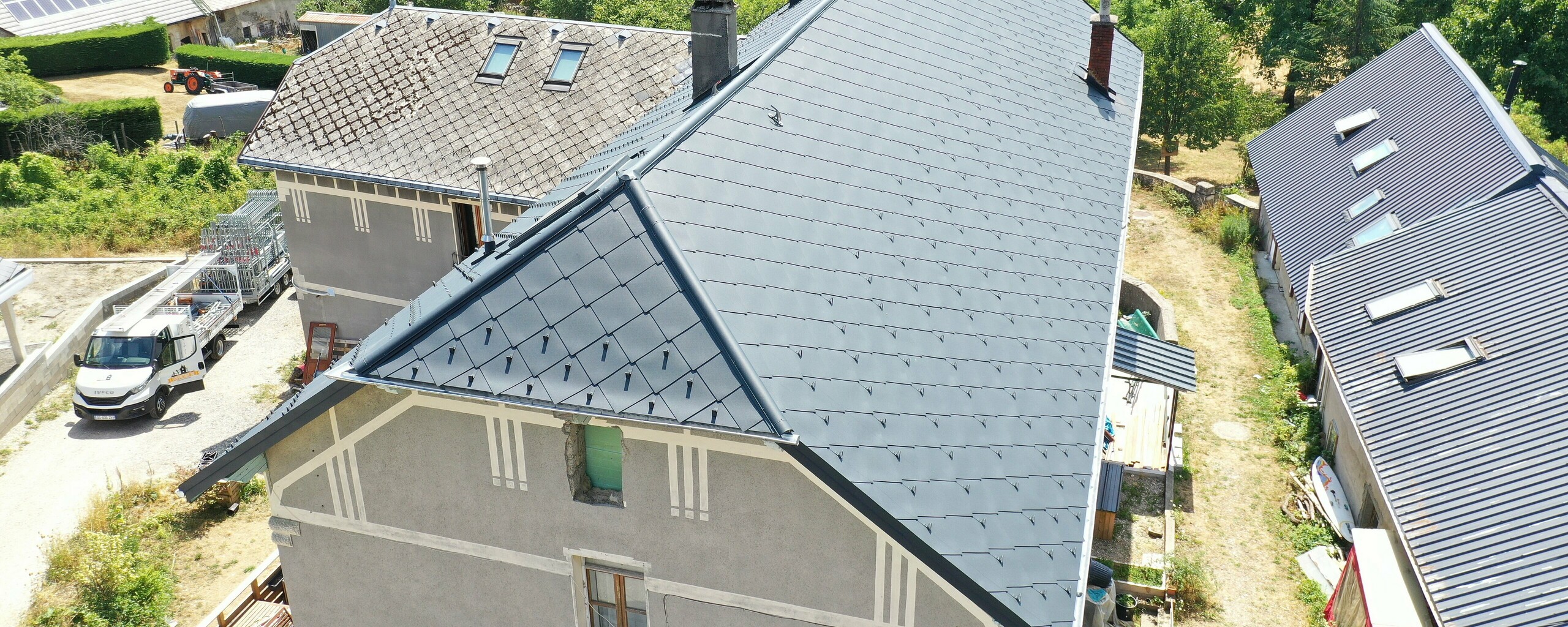 Vue du ciel de l'ensemble de cette copropriété dorénavant rénovée grâce aux losanges de toiture 44x44 PREFA dans la teinte P.10 anthracite stucco
