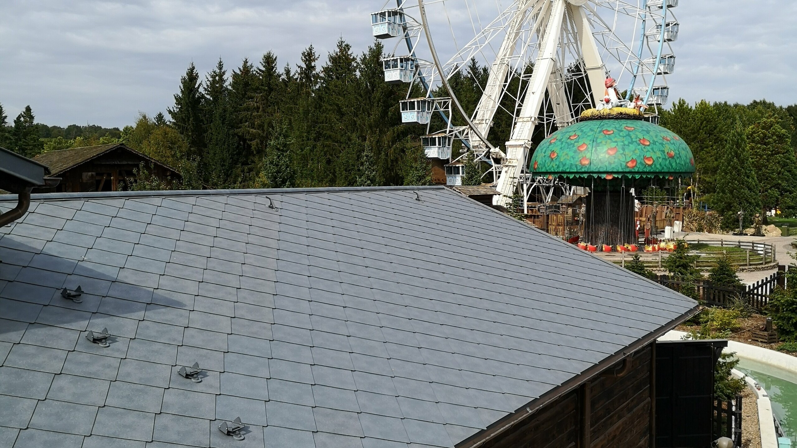 Vue depuis la toiture rénovée en losange 44x44 PREFA où l'ont voit quelques attractions du parc Nigloland