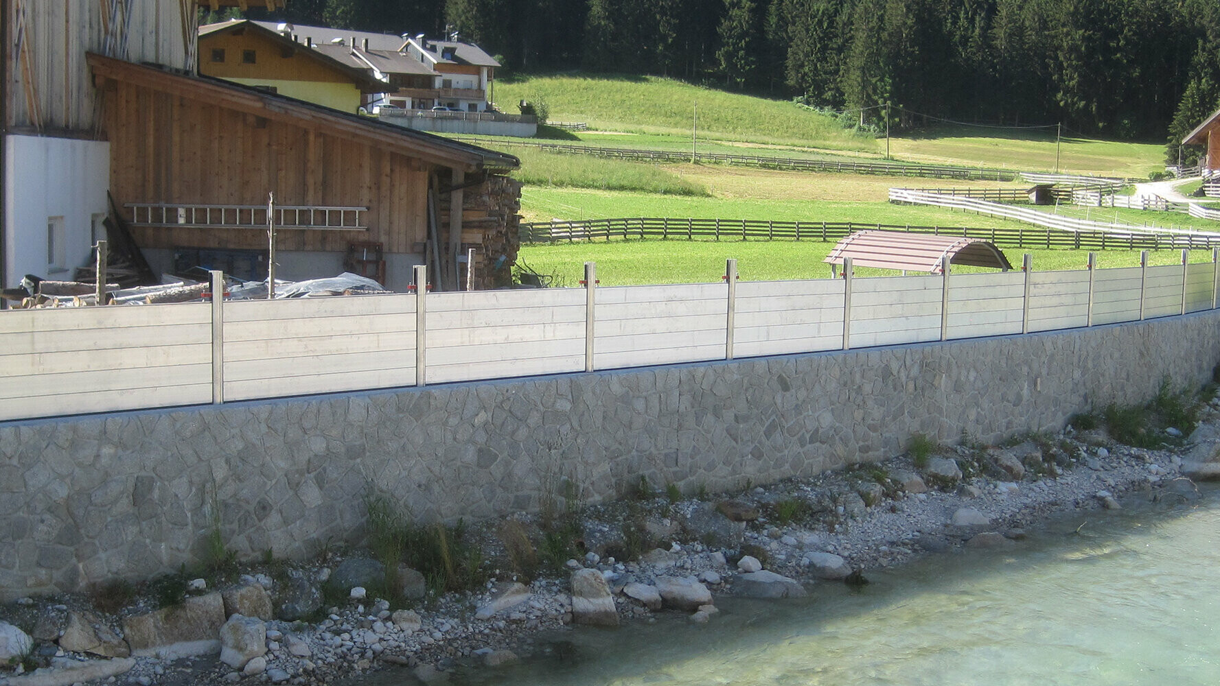 Système de protection contre les crues PREFA pour préserver l’environnement en raison d’un ruisseau avoisinant