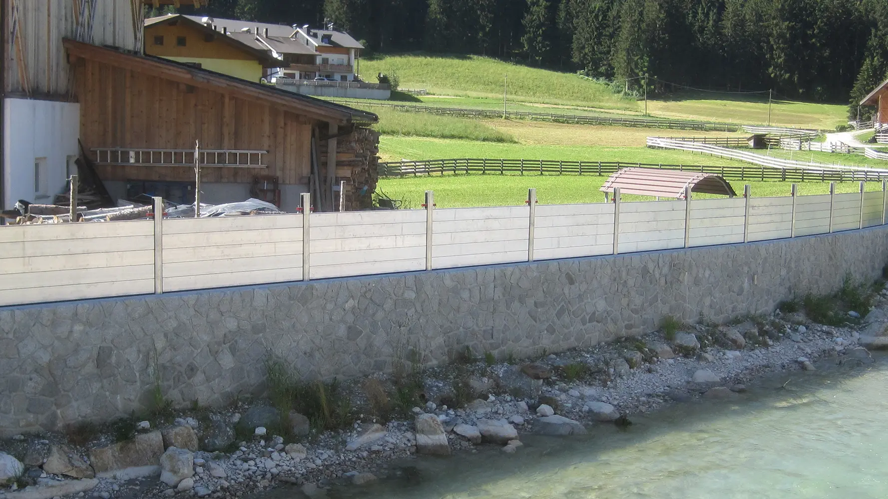 Système de protection contre les crues PREFA pour préserver l’environnement en raison d’un ruisseau avoisinant