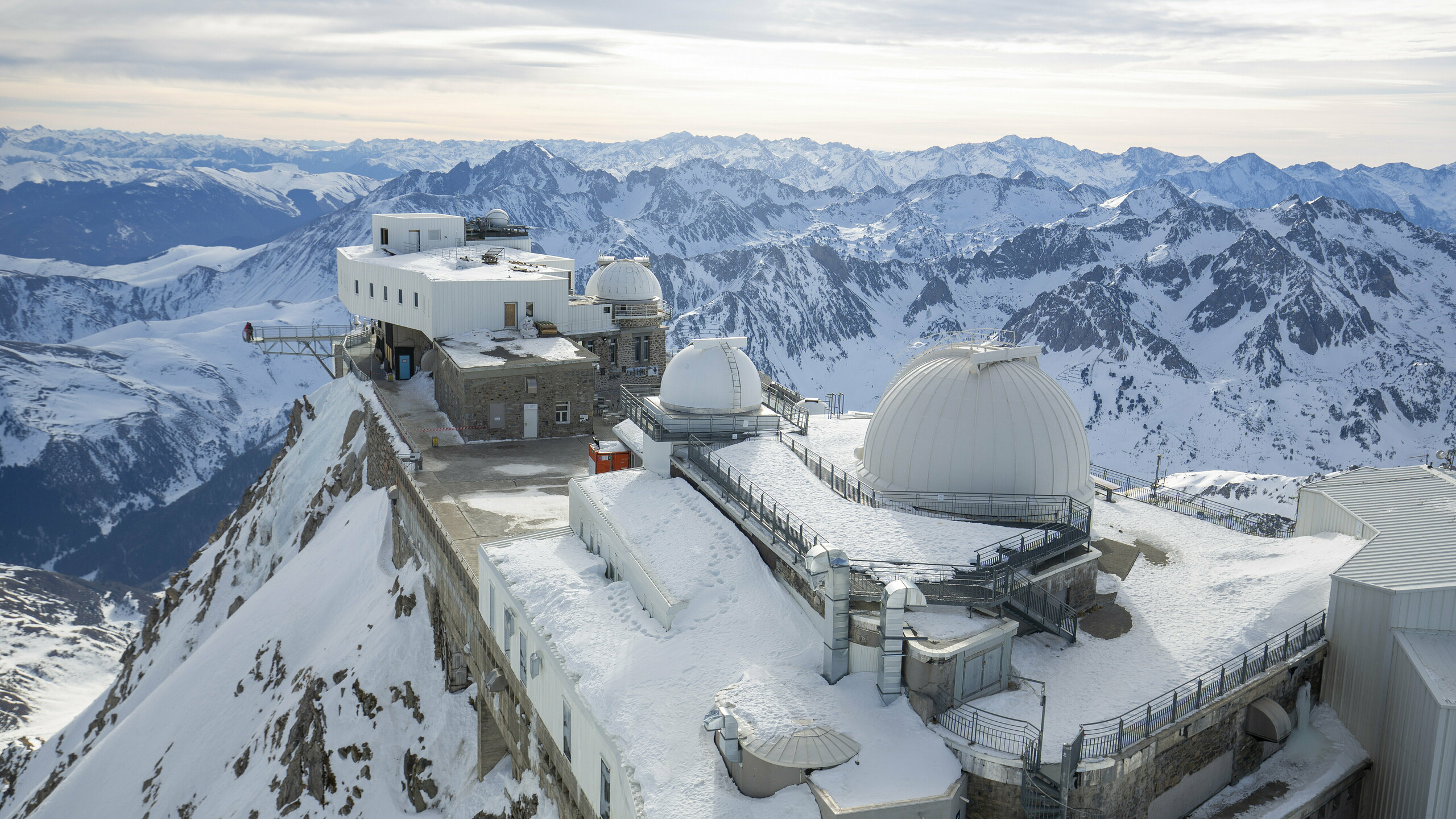 Vue aérienne Pic du Midi de Bigorre en joint debout Prefalz en P.10 blanc pur