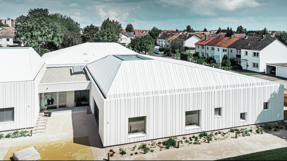 Un aperçu de 'école maternelle de Niederwerrn évangélique qui a été recouvert avec le système de toiture Prefalz