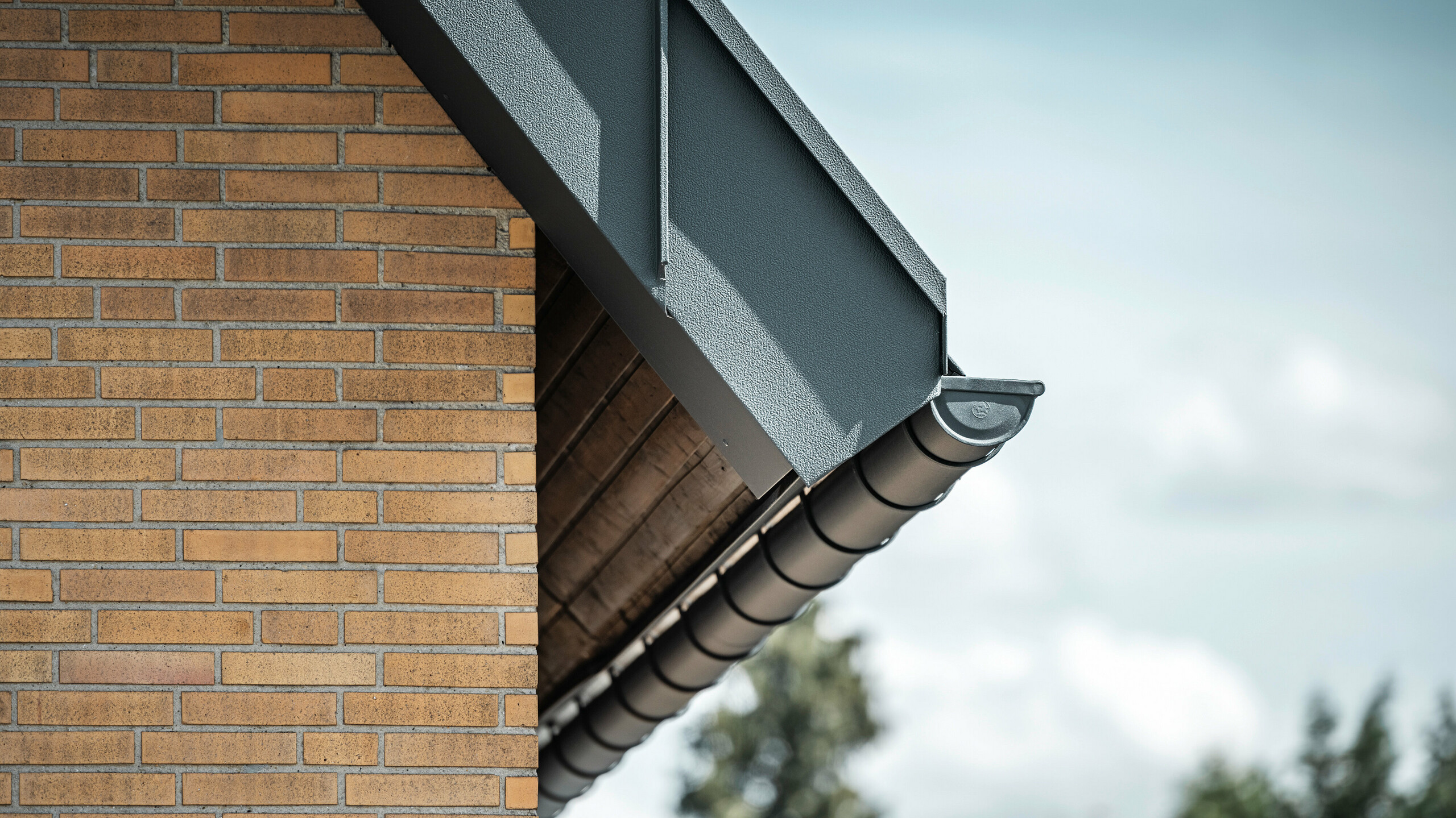 Losange de toiture 29x29 PREFA, joint debout PREFALZ, gouttière suspendue et tuyau de descente de couleur P.10 anthracite ornent une maison individuelle à Tönisvorst.