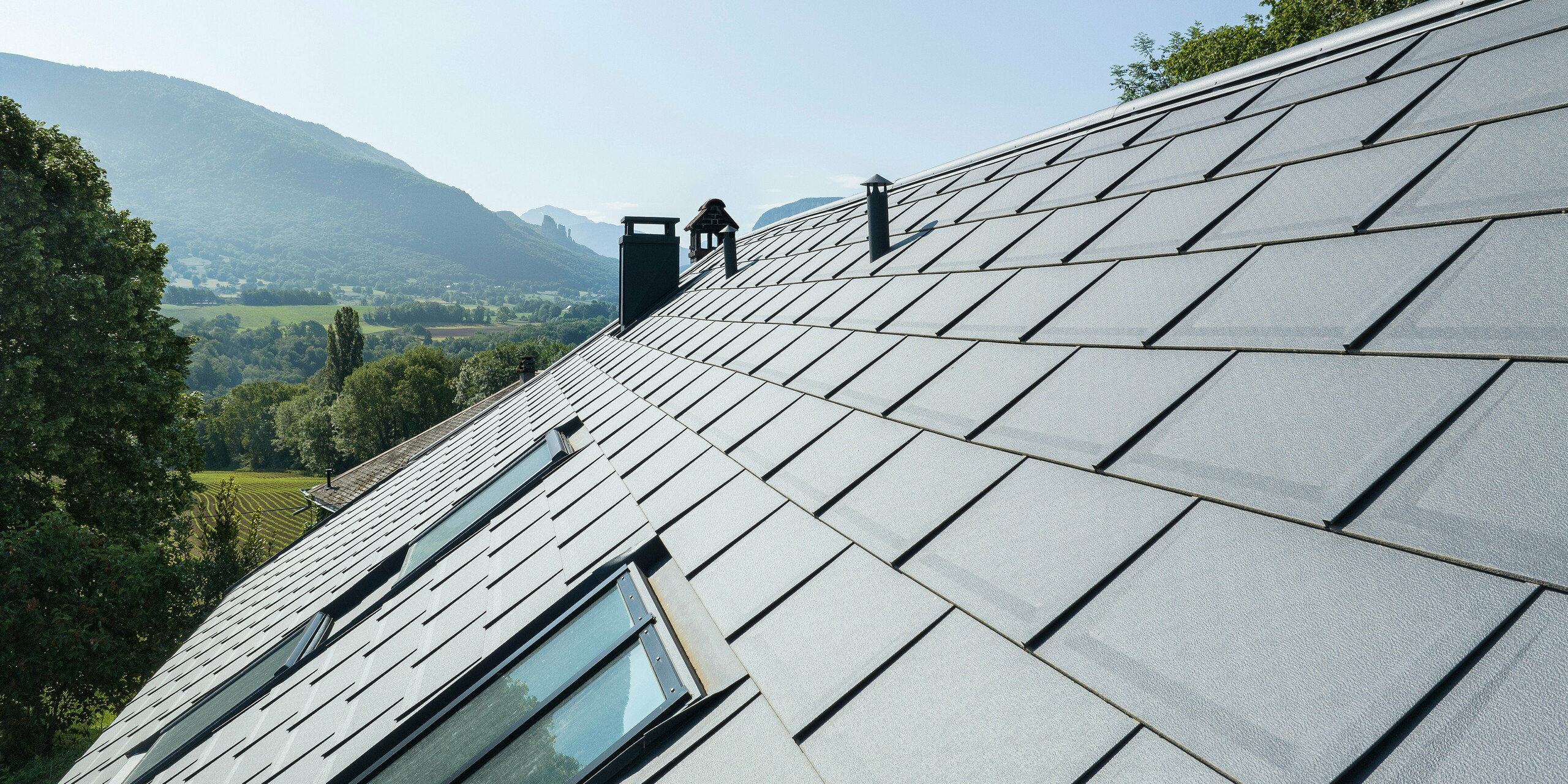 R.16 PREFA en P.10 gris sombre sur le toit d'une ancienne ferme en Haute-Savoie (France)