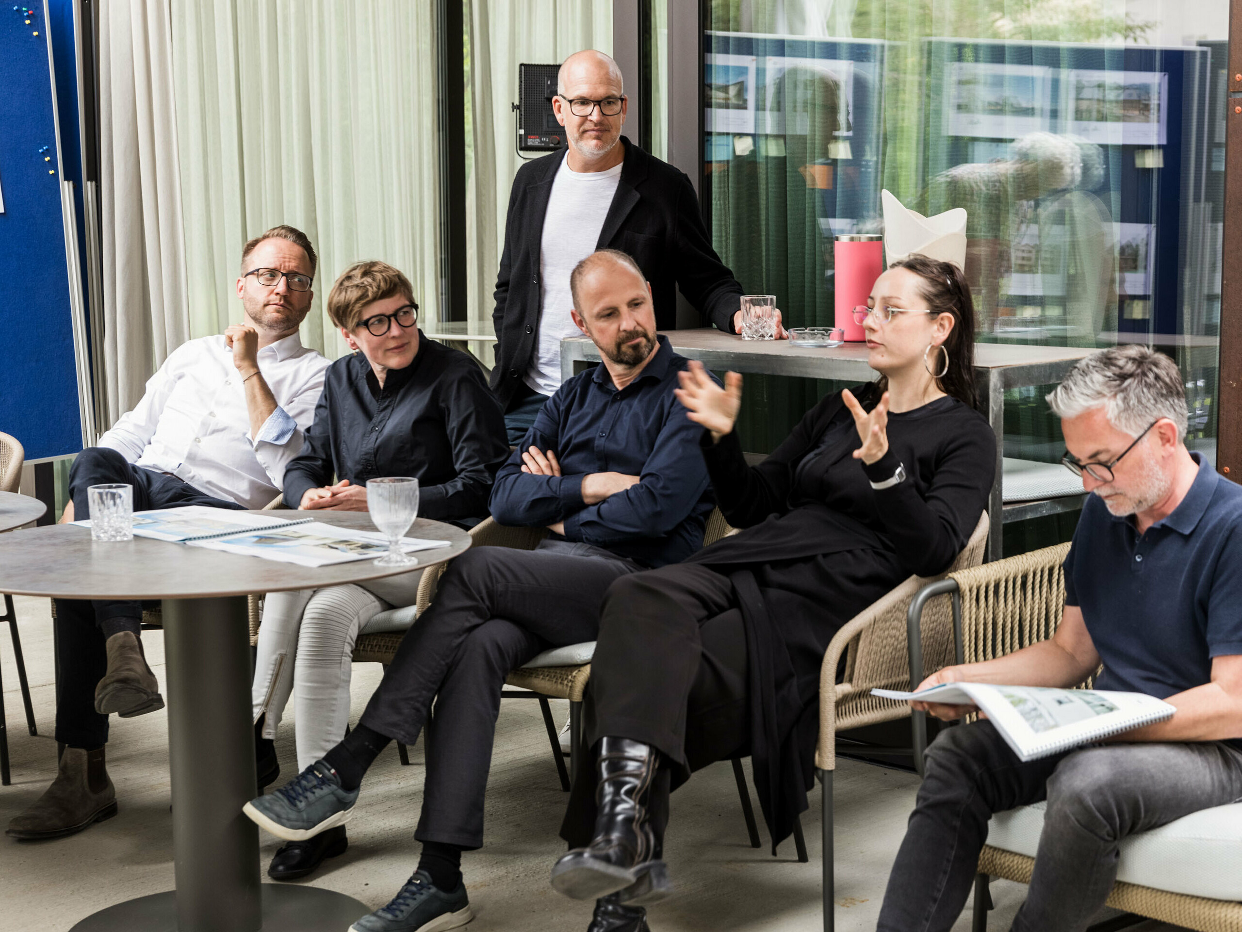 Lors du Dialogue Expert pour les PREFARENZEN 2026 dans une résidence de vigneron à Seewinkel, Burgenland, le jury d'architecture s'est réuni pour un échange intensif : les membres du jury Jürgen Jungmair (Directeur Marketing International PREFA), Dirk Lorenz (Leinert Lorenz Architekten), Selina Wach (Architektur Aktuell), Falk Leinert (Leinert Lorenz Architekten), Juliane Croce (Croce & Wir) et Christian Wirth (directeur régional Est, PREFA Autriche) ont discuté de projets architecturaux innovants et de concepts de conception durable pour le livre d'architecture PREFARENZEN et le calendrier 2026. L'accent est mis sur le contexte, la valeur ajoutée sociale et l'inspiration internationale à travers les solutions en aluminium PREFA. L'instantané suggère du mouvement et de la passion dans la discussion.
