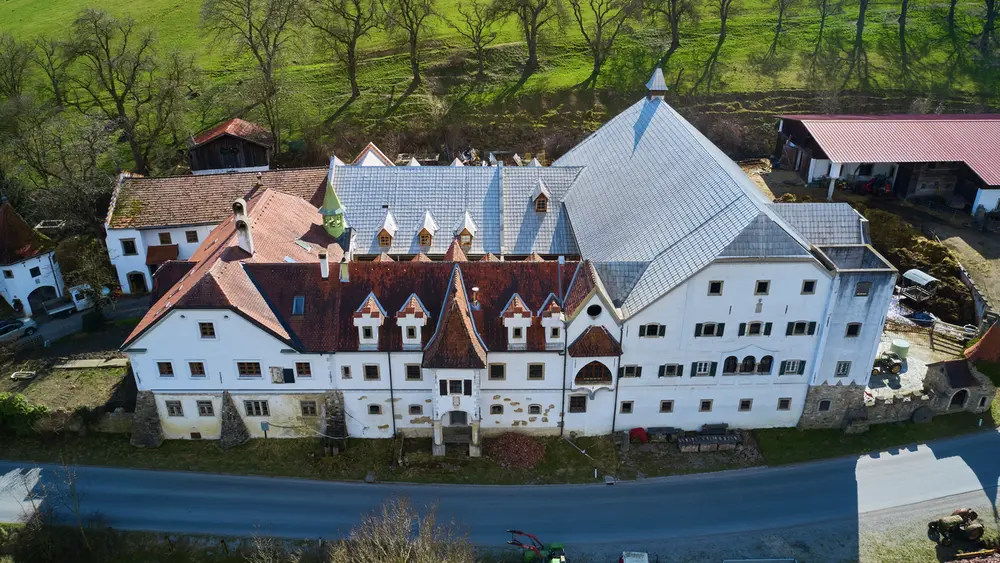 Une toiture de plus de 65 ans, prise de vue par drone. 