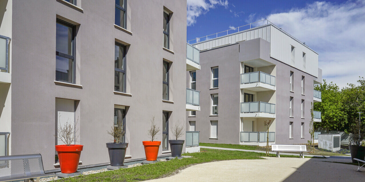 PREFALZ en P.10 blanc pur et P.10 gris souris sur le toit et des parties de la façade du complexe résidentiel Vila Nava à Villenave-d'Ornon