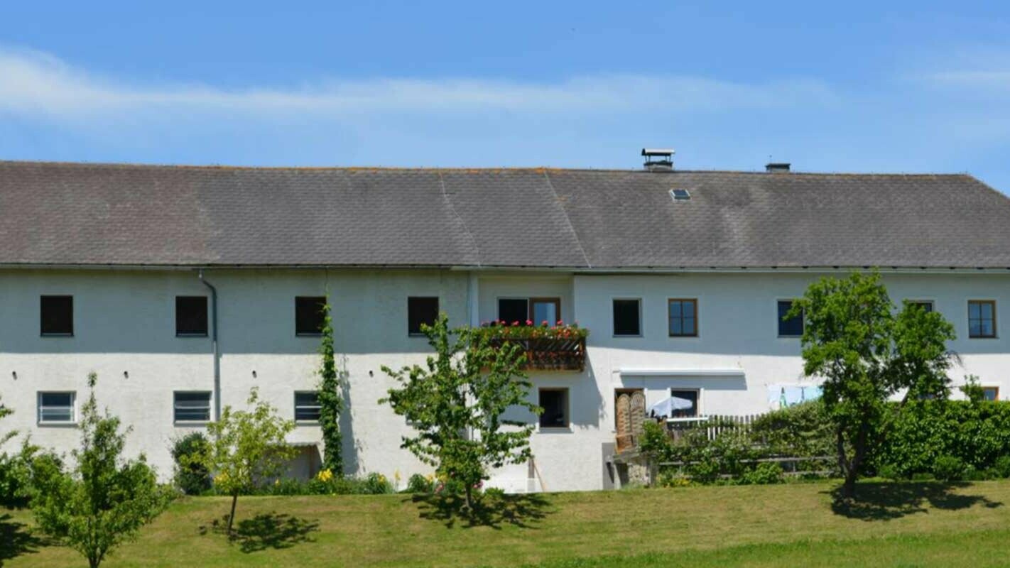 Maison avant la rénovation de toiture à l’aide de tuiles PREFA, en Autriche. Auparavant fibrociment Eternit