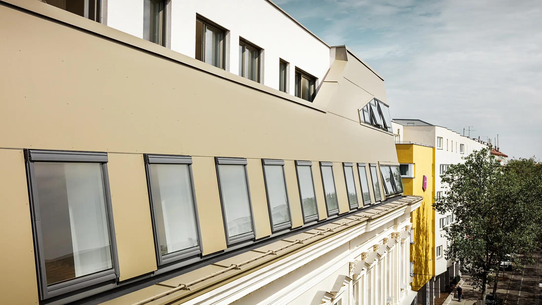 Aménagement et rehaussement de combles à Vienne, Schloßhofer Straße — Panneaux composites en aluminium PREFA de couleur bronze